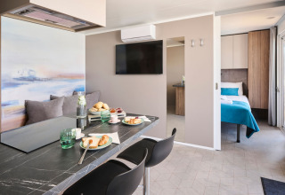 Moderne vakantiewoning met eetruimte en slaapkamer bij Aminess Planet Camping Sirena in Kroatië.