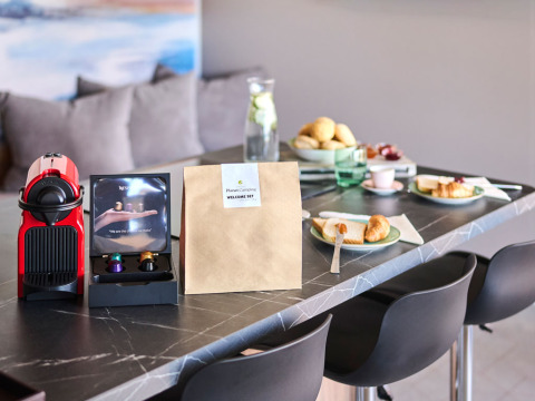 Ontbijt met koffiemachine en gebak op aanrecht in een luxe vakantiehuis bij Aminess Planet Camping Sirena, Kroatië.