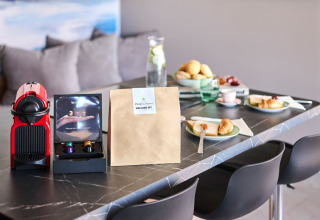 Ontbijt met koffiemachine en gebak op aanrecht in een luxe vakantiehuis bij Aminess Planet Camping Sirena, Kroatië.