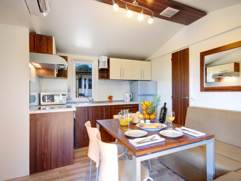 Cucina moderna e zona pranzo nello chalet Istrian Home presso Valamar Camping Lanterna in Croazia.