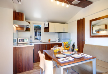Moderne keuken en eetruimte in de Istrian Home chalet op Valamar Camping Lanterna in Kroatië.