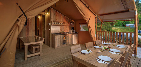 Innenraum eines Glamping-Zeltes bei Valamar Camping Lanterna in Kroatien mit Esstisch und Küche.