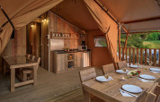 Binnenkant van een glamping tent bij Valamar Camping Lanterna in Kroatië met eet- en keukenruimte.