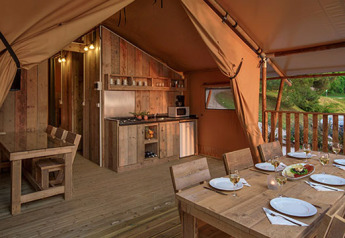 Binnenkant van een glamping tent bij Valamar Camping Lanterna in Kroatië met eet- en keukenruimte.
