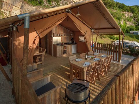 Safari Glamping Telt ved Valamar Camping Lanterna, Kroatien, med udendørs spiseområde og køkken.