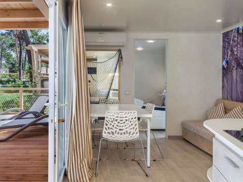 Vista interna dello chalet Marine Home al Valamar Camping Lanterna in Croazia, con arredo moderno.