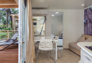 Vista interna dello chalet Marine Home al Valamar Camping Lanterna in Croazia, con arredo moderno.