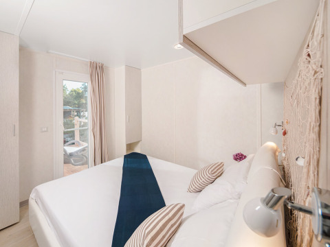 Camera da letto nello chalet Marine Home al Valamar Camping Lanterna in Croazia, arredo moderno e semplice.