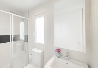 Moderne badkamer in een chalet met douche, toilet, wasbak en raam bij Valamar Camping Lanterna in Kroatië.