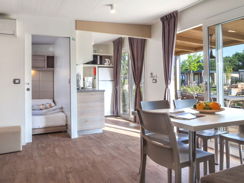 Lyst og moderne interiør i en Mediterranean Garden Home chalet på Valamar Camping Lanterna i Kroatien.