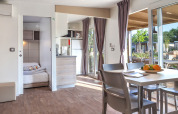 Modernes Chalet-Interieur der Mediterranean Garden Home im Valamar Camping Lanterna, Kroatien, mit Küche.