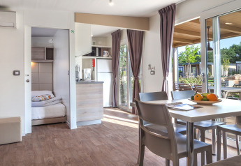 Lyst og moderne interiør i en Mediterranean Garden Home chalet på Valamar Camping Lanterna i Kroatien.