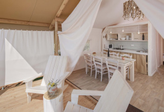 Binnenzicht op de Glamping Superior Safari Tent met keuken en eetruimte op Camping Lanterna, Kroatië.