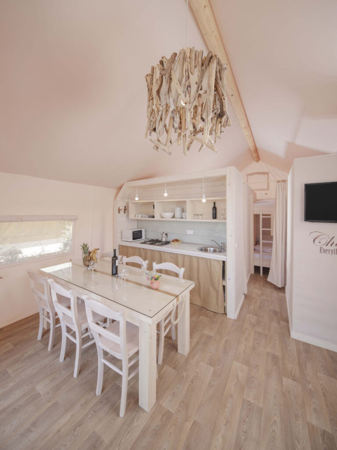 Interieur van een Glamping Superior Safari-tent bij Valamar Camping Lanterna in Kroatië, licht en modern.