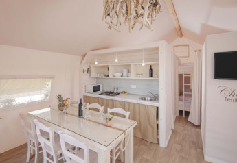 Interior de una tienda safari Glamping Superior en Valamar Camping Lanterna en Croacia, luminosa y moderna.