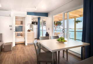 Intérieur lumineux du chalet Marbello Home au Valamar Camping Lanterna en Croatie, terrasse vue sur mer.