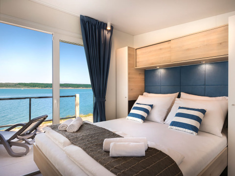 Chambre du chalet Marbello Home avec vue sur la mer au Valamar Camping Lanterna en Croatie.