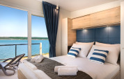 Schlafzimmer im Marbello Home Chalet mit Meerblick bei Valamar Camping Lanterna, Kroatien.