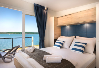 Soveværelse med udsigt over havet fra Marbello Home chalet i Valamar Camping Lanterna, Kroatien.