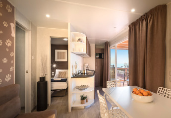 Modern chalet Happy Dog Home op Valamar Camping Lanterna in Kroatië met eethoek en zicht op zee.