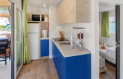 Modernes Chalet-Küche im Maro Home bei Valamar Camping Lanterna in Kroatien mit blauen Schränken und Geräten.