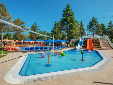 Espace piscine pour enfants avec toboggans et transats à Maro Home, Valamar Camping Lanterna, Croatie.