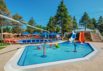 Børnevenligt poolområde med vandrutsjebaner og solsenge ved Maro Home, Valamar Camping Lanterna, Kroatien.