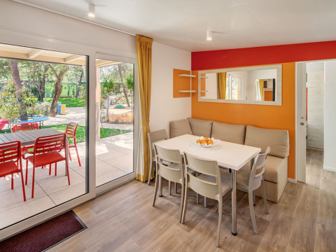 Salle à manger moderne du chalet Maro Home avec vue sur la terrasse au Valamar Camping Lanterna en Croatie.