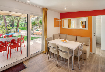 Moderne spisestue og opholdsområde i Maro Home chalet med udsigt til terrasse i Valamar Camping Lanterna, Kroatien.