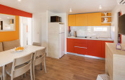 Helles, modernes Chalet-Küche und Essbereich im Maro Home bei Valamar Camping Lanterna, Kroatien.