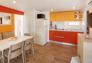 Cuisine et salle à manger modernes du chalet Maro Home au Valamar Camping Lanterna en Croatie, tons vifs.