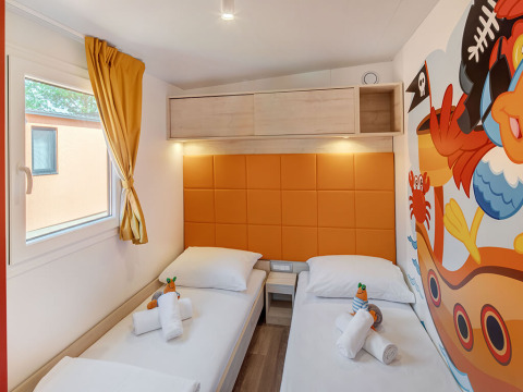 Chambre d'enfants au Maro Home, Valamar Camping Lanterna, Croatie avec lits jumeaux et fresque pirate.