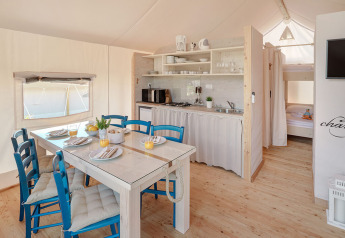 Interieur van de Maro Premium Glamping Tent bij Valamar Camping Lanterna in Kroatië met keuken en eetruimte.