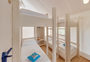 Interieur van Maro Premium Glamping Tent met houten stapelbedden bij Valamar Camping Lanterna in Kroatië.