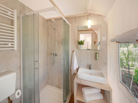 Modern badkamer in de Maro Premium Glamping Tent met douche en wastafel bij Valamar Camping Lanterna, Kroatië.