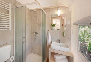 Modern badkamer in de Maro Premium Glamping Tent met douche en wastafel bij Valamar Camping Lanterna, Kroatië.