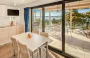 Innenansicht der Marbello Suite im Valamar Camping Lanterna, Essbereich mit Terrasse und Meerblick.