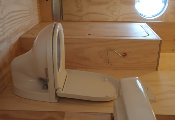 Vista interna di un bagno moderno in legno nella Wrap house con sauna e vasca da bagno, Resort de Parel.