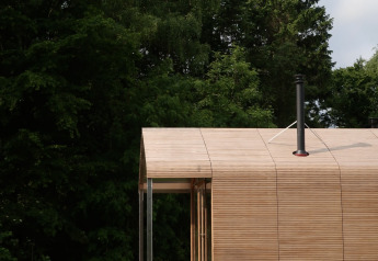Lodge Wrap house con sauna e vasca da bagno al Resort de Parel nei Paesi Bassi, immerso nel verde.
