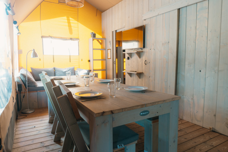 Vue intérieure du safari-tente Ranger Lodge au Holiday Park Sallandshoeve, Pays-Bas, avec table à manger.