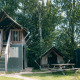 Cabaña safari XS con baño privado en Holiday Park Sallandshoeve, rodeada de árboles y naturaleza.