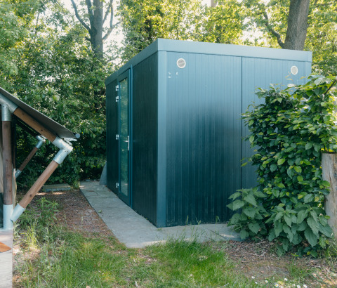 Vue extérieure du Safaricottage XS et unité sanitaire privée au Holiday Park Sallandshoeve, Pays-Bas.