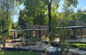 Sonniger Tag bei Reeëndal Lodge im Veluwepark de Bosgraaf in den Niederlanden, umgeben von Natur.