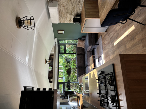 Indvendigt billede af Veluwe Chalet ved Veluwepark de Bosgraaf med moderne køkken og opholdsstue.