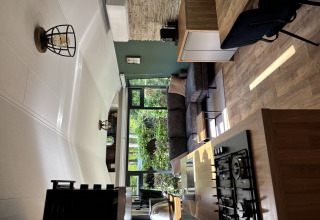 Indvendigt billede af Veluwe Chalet ved Veluwepark de Bosgraaf med moderne køkken og opholdsstue.