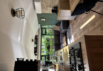 Vue intérieure du Veluwe Chalet au Veluwepark de Bosgraaf, avec cuisine moderne et salon confortable.