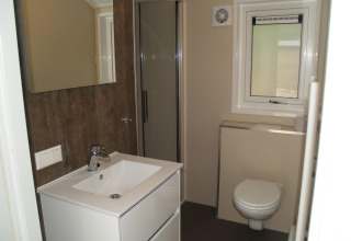 Moderne badkamer in Velthorst Hottub bij EuroParcs Ruinen, Nederland, met douche, wastafel en hangtoilet.