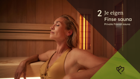 Frau entspannt in einer privaten finnischen Sauna einer Lodge, umgeben von warmem Holzambiente.