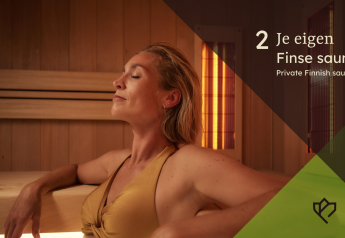 Vrouw ontspant in haar eigen Finse sauna in een lodge, met een warme houten inrichting en rustige sfeer.