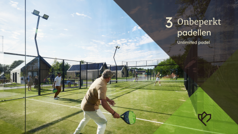 Personen spelen padel op een buitenveld aan een lodge, tekst: Onbeperkt padellen, zonnige dag.